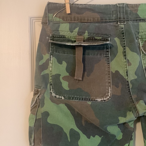 Ladies size 9 juniors Camouflage shorts just above the knee length - Picture 5 of 11